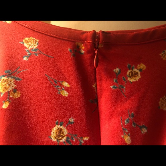 Cute with tiny flower detailing Red mini skirt - Picture 6 of 6
